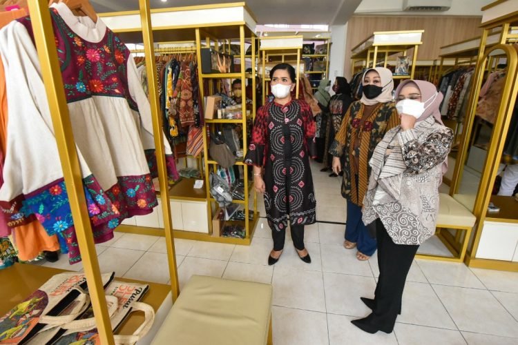 Ilustrasi: Produk UMKM di Surabaya Kriya Gallery (SKG) MERR (dok. Pemkot Surabaya