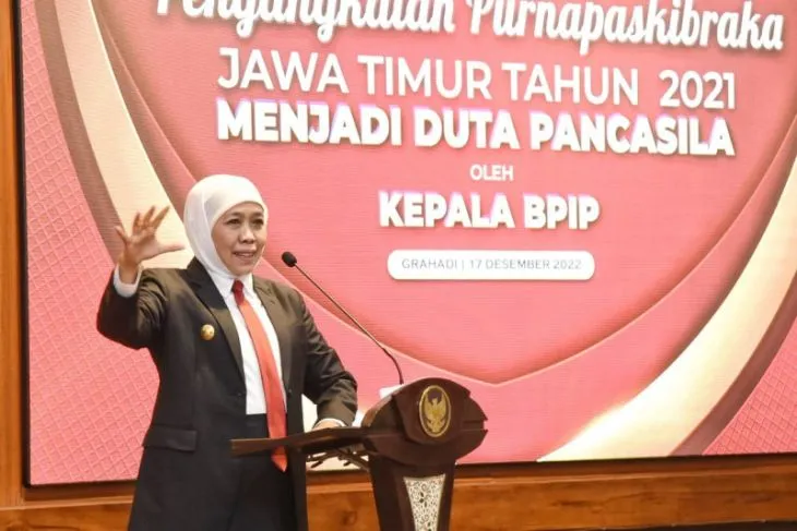 Gubernur Jatim Khofifah Indar Parawansa saat memberikan sambutan dalam pengukuhan Duta Pancasila di Gedung Negara Grahadi, Surabaya, Sabtu (17/12/2022) /Antara/HO-Biro Adpim Jatim