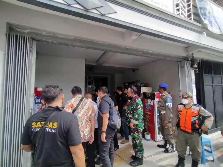 Operasi gabungan cegah peredaran cukai dan rokok ilegal di Koa Surabaya (Ist)