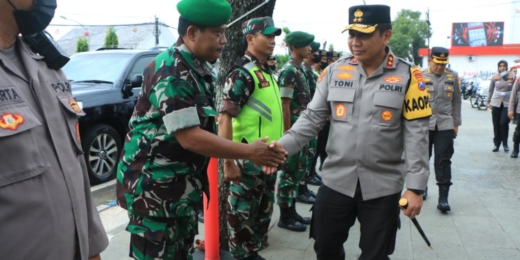Kapolda Jawa Timur, Irjen Pol Toni Harmanto saat melakukan pengecekan Pos Pelayanan (Foto: Humas Polda Jatim)