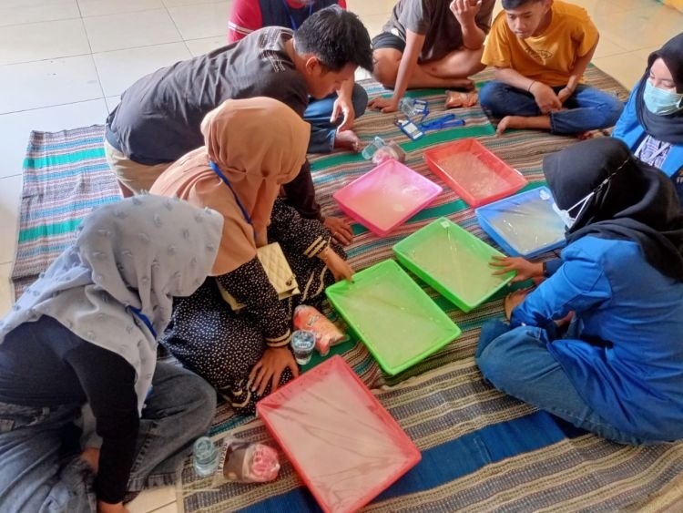 Antusias masyarakat Desa Sambiroto, Kabupaten Mojokerto saat kegiatan pelatihan (Humas ITS)