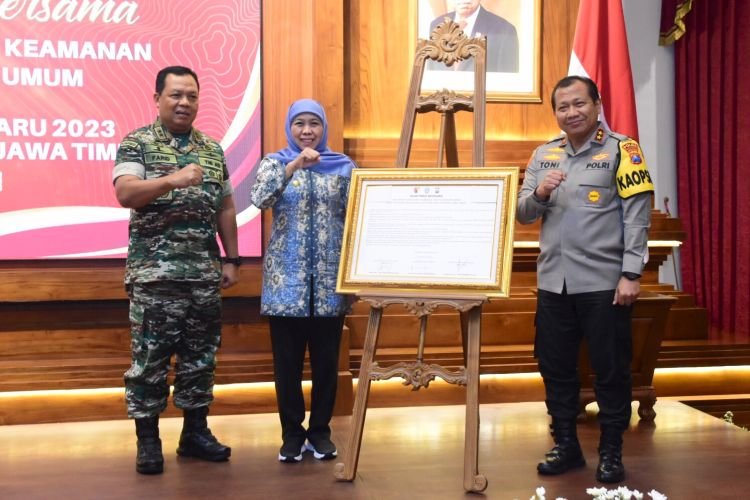 Penandatanganan komitmen bersama di Gedung Negara Grahadi, Surabaya pada Jumat (30/12/2022) sore. (dok. Kominfo Jatim)