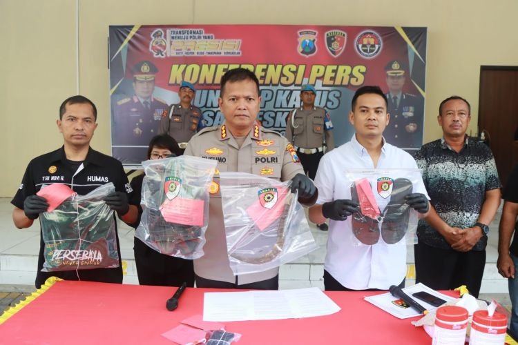 Kapolresta Sidoarjo, Kombes Pol Kusumo Wahyu Bintoro (depan tengah) saat menggelar konferensi pers Jumat, 6 Januari 2023 (Humas Polresta Sidoarjo)