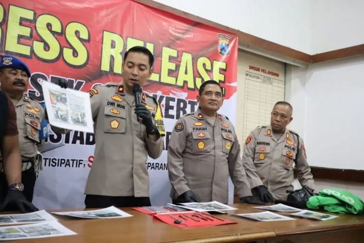 Konferensi pers ungkap kasus pelaku pencurian kendaraan bermotor di Kota Surabaya (Dok. Polsek Simokerto)
