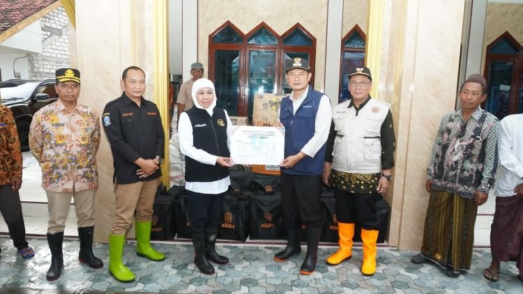Gubernur Jatim Khofifah Indar Parawansa didampingi Bupati Lamongan Yuhronur Efendi saat menyalurkan bantuan (dok. Pemkab Lamongan)