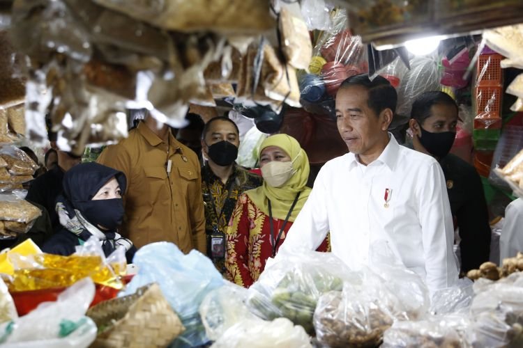 Presiden Joko Widodo saat mengecek harga bahan pokok di Pasar Wonokromo, Surabaya, Sabtu 18 Februari 2023 (Diskominfo Surabaya)