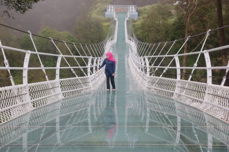 Gubernur Jatim Khofifah Indar Parawansa saat menikmati Jembatan Kaca Seruni Point di Gunung Bromo (ist/Hadi)
