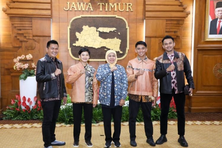 Gubernur Jatim Khofifah Indar Parawansa saat menerima pebalap muda Mario Suryo Aji, di Gedung Negara Grahadi, Kamis, 16 Februari 2023 (Ist/Hadi)