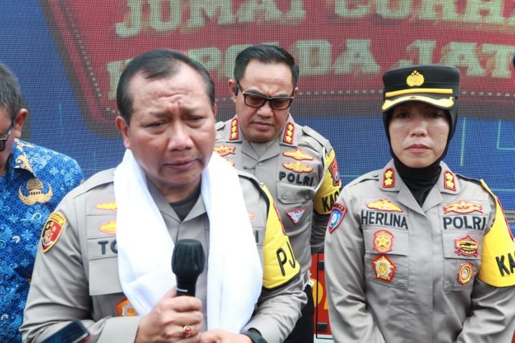 Kapolda Jawa Timur, Irjen Pol Toni Harmanto usai melaksanakan Jumat Curhat (dok. Humas Polda Jatim)