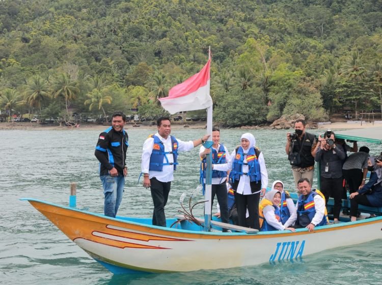 Gubernur Jatim, Khofifah Indar Parawansa bersama rombongan saat menikmati wisata di Pantai Mutiara, Trenggalek (Ist/Hadi)
