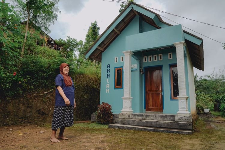 Warga penerima manfaat program Rumah Tinggal Layak Huni dari PLN Nusantara Power UP Pacitan (Istimewa/Hadi)