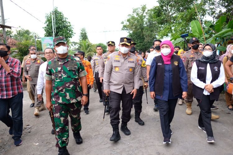 Forkopimda Jatim saat meninjau lokasi ledakan di Kecamatan Ponggok, Kota Blitar, Selasa, 21 Februari 2023 (Istimewa)
