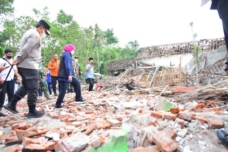 Gubernur Khofifah bersama Forkopimda Jatim saat meninjau lokasi terjadinya ledakan yang diduga akibat petasan (Ist/Hadi)