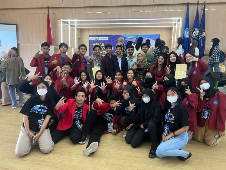 Siswa SMAN 10 Surabaya, Jawa Timur, peraih medali di ajang AISEEF 2023 (ist/Hadi)