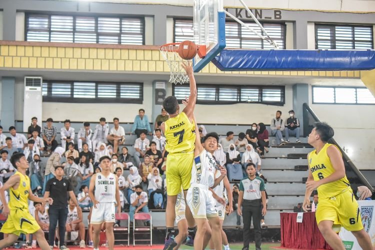 Pertandingan bola basket antar pelajar SMA sederajat di GOR Pancasila Surabaya, Senin, 20 Februari 2023 (dok. Diskominfo Surabaya)