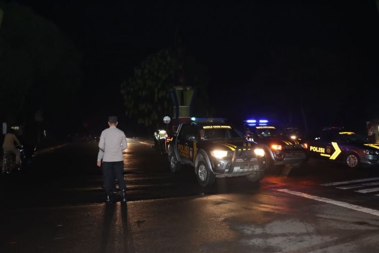 Polisi saat membubarkan aksi balap di wilayah Kecamatan Lawang, Kabupaten Malang (dok. Polres Malang)