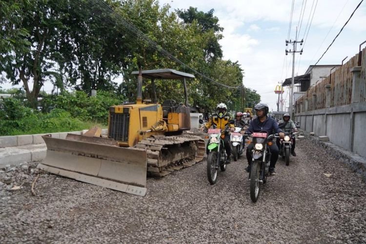 Kanan depan: Bupati Sidoarjo Ahmad Muhdlor Ali bersama jajarannya saat sidak proyek frontage road (dok. Kominfo Sidoarjo)