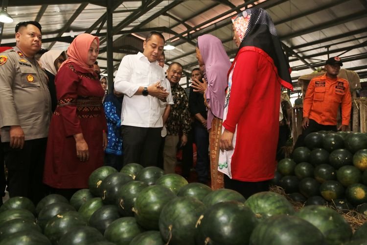 Wali Kota Surabaya Eri Cahyadi saat meresmikan Pasar Induk Surabaya Sidotopo, Rabu, 15 Februari 2023 (Dinkominfo Surabaya)