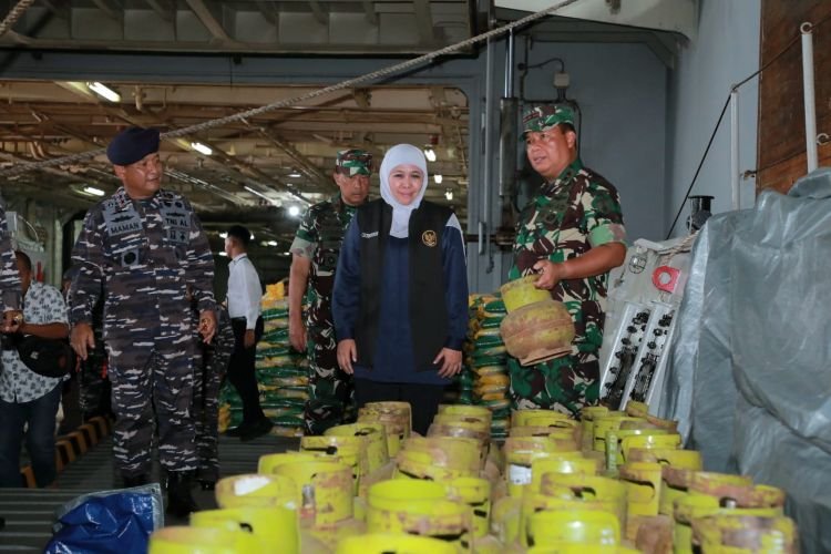 Pemberangkatan bantuan logistik pangan menggunakan KRI dr Soeharso, Sabtu, 4 Maret 2023 (dok. Pemprov Jatim/Hadi)
