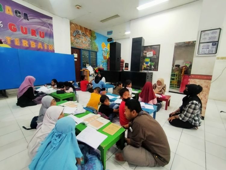 Suasana belajar dan ngaji bareng di Balai RW 6, Kelurahan Tenggilis Mejoyo Surabaya, Sabtu (4/3/2023) malam /Istimewa