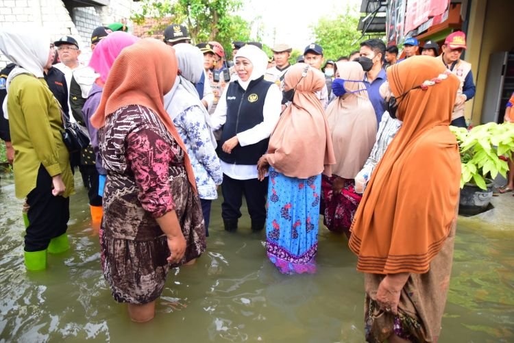 Gubernur Jawa Timur Khofifah Indar Parawansa saat mengunjungi warga korban banjir di Kecamatan Deket, Lamongan, Jumat, 24 Februari 2023 (dok. Pemprov Jatim)