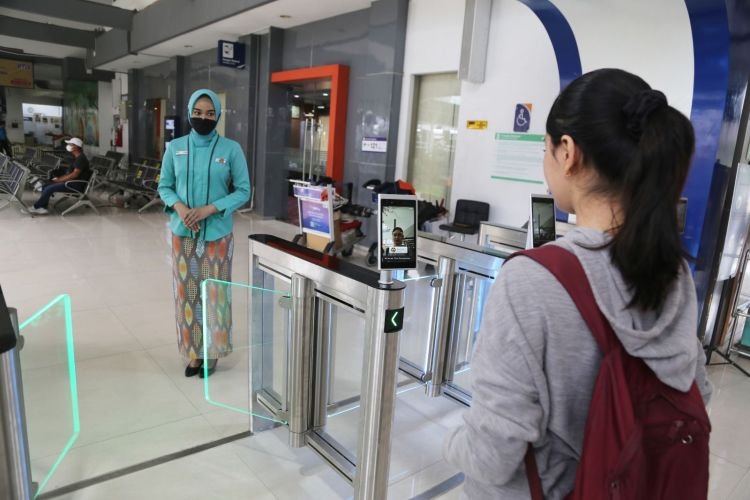 Penerapan teknologi Face Recognition Boarding Gate di Stasiun Surabaya Gubeng (dok. Humas PT KAI)