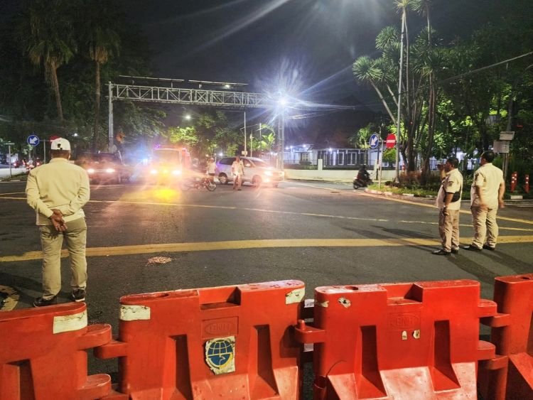 Petugas Satpol PP saat melakukan pengamanan antisipasi balap liar di Jalan Diponegoro Surabaya (dok. Pemkot Surabaya)