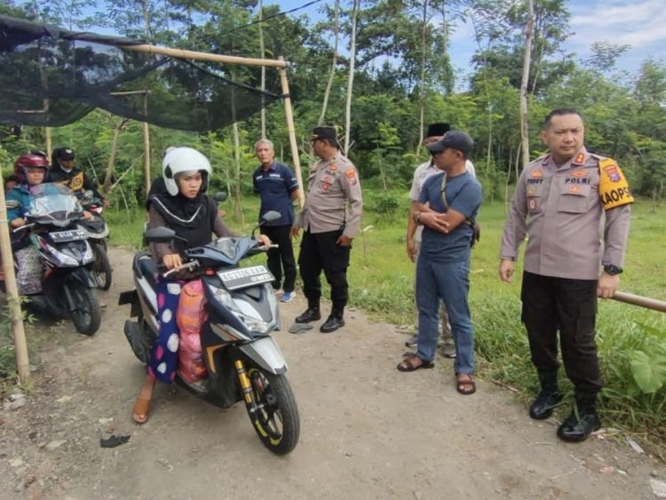 Petugas saat memberikan imbauan kepada pengguna jasa perahu tambangan (dok. Polres Kediri Kota)