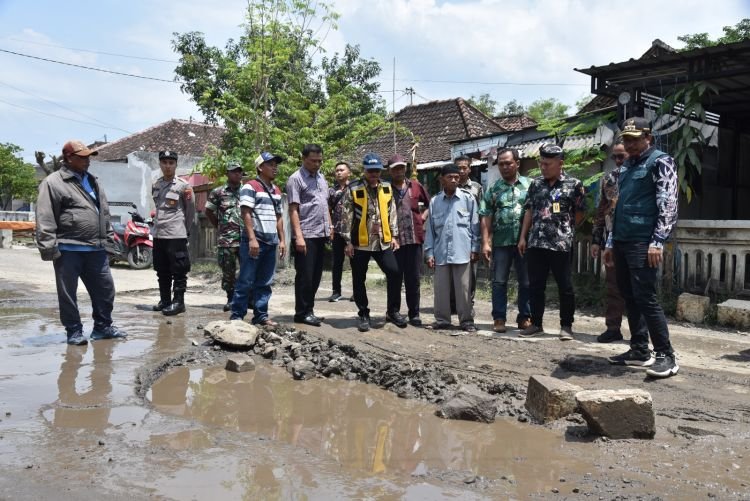 Bupati Sidoarjo Ahmad Muhdlor Ali (pojok kanan) saat melakukan sidak di Jalan Tarik-Mlirip, Selasa, 7 Maret 2023 (dok. Kominfo Sidoarjo)