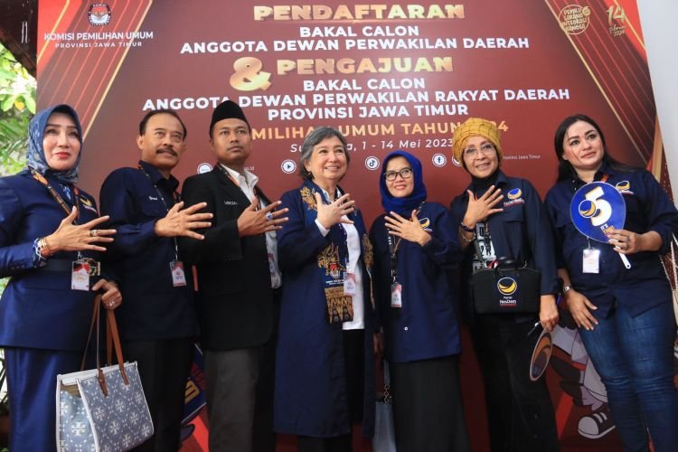 DPW NasDem Jawa Timur saat mendaftarkan Caleg ke Kantor KPU Jatim di Kota Surabaya (Istimewa)