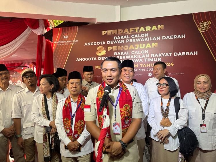 Sekretaris DPD Gerindra Jawa Timur, Kharisma Febriansyah saat menyerahkan berkas bacaleg kepada KPU Jatim, Sabtu 13 Mei 2023 (Foto: DPD Gerindra Jatim)