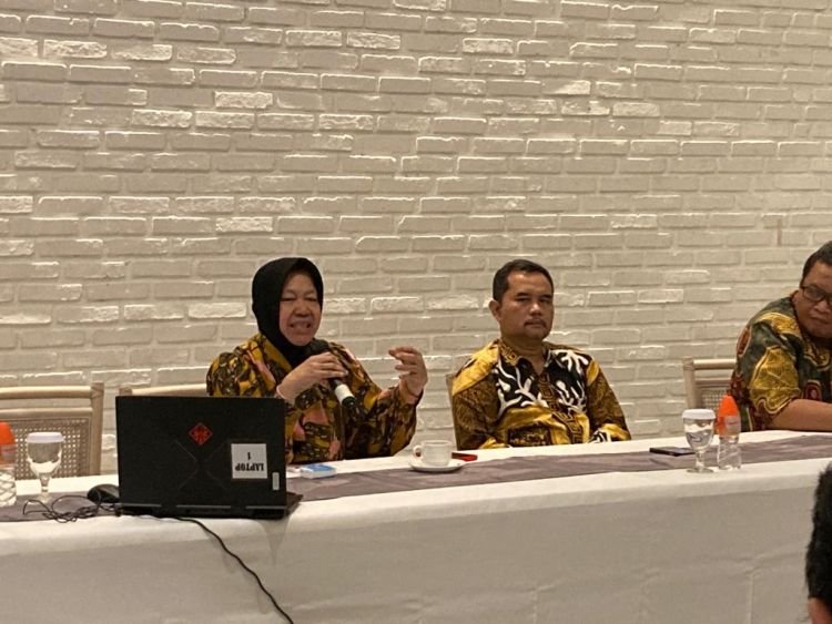 Menteri Sosial (Mensos) Tri Rismaharini saat menggelar konferensi pers di Kota Surabaya, Jumat, 26 Mei 2023 (Gin/Jatim Inside)