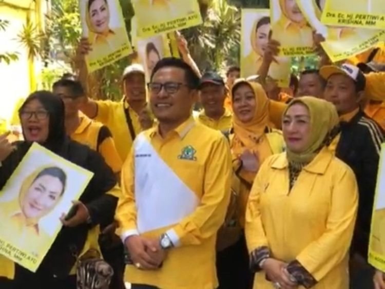 Foto: Pertiwi Ayu Krishna (kanan) bersama Ketua DPD Golkar Surabaya Arif Fathoni menuju KPU Surabaya (Istimewa)