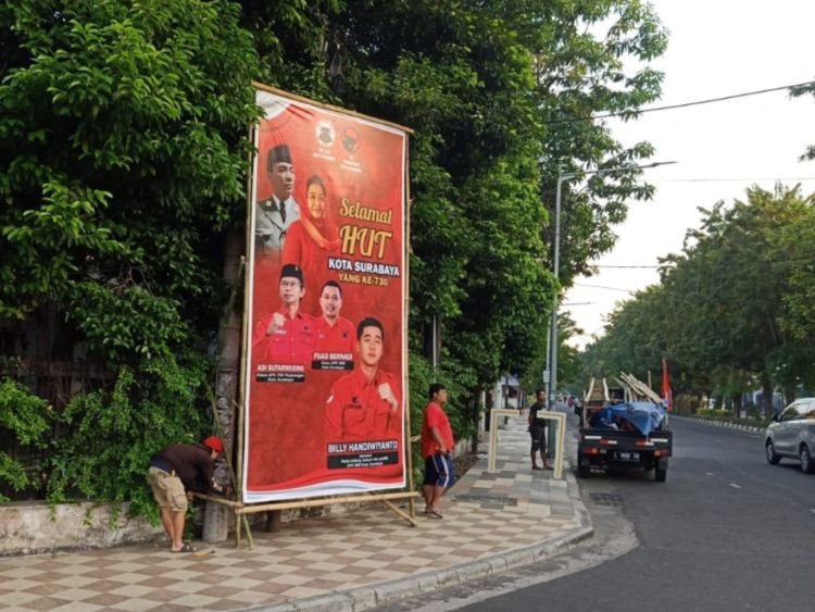 Foto: Baliho bergambar Billy Handiwiyanto yang terpasang di Jalan Ambengan, Ketabang, Kecamatan Genteng, Surabaya, Minggu, 14 Mei 2023 (Istimewa)