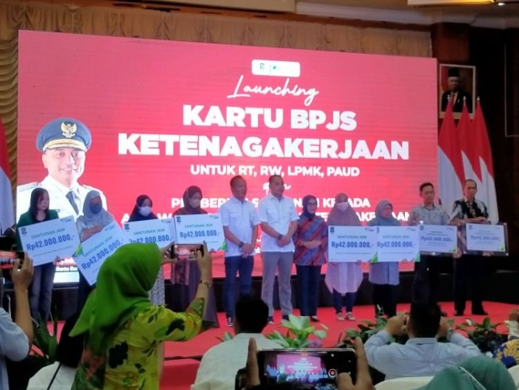 Penyerahan santunan kepada ahli waris peserta BPJS Ketenagakerjaan (Jatim Inside)