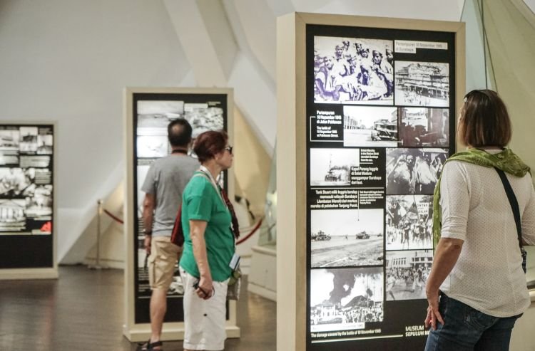 Wisatawan dari mancanegara terlihat berkunjung ke Museum Tugu Pahlawan Surabaya (dok. Pemkot Surabaya)