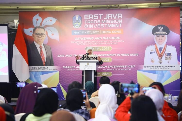 Gubernur Khofifah saat bersilaturahmi dengan PMI Asal Jatim di Hongkong dalam acara gathering di Hotel Regal Hong Kong, Minggu (14/5/2024) waktu setempat (dok. Humas Jatim)