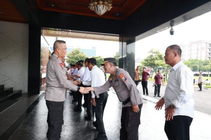 Pemberian penghargaan saat Upacara Hari Kesadaran Nasional di Lapangan Mapolda Jatim, Rabu (17/4/2024).