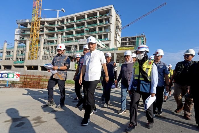 Wali Kota Surabaya Eri Cahyadi saat melakukan peninjauan pembangunan RSUD Surabaya Timur, Minggu (12/5/2024) | Foto: Istimewa