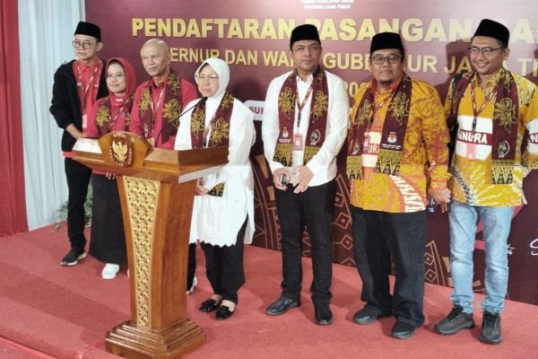 Bakal calon gubernur Jawa Timur Tri Rismaharini saat mendaftar di Kantor KPU Jatim, didampingi bakal calon wakil gubernur, KH Zahrul Azhar Asumta atau Gus Hans, Kamis (29/8/2024) malam (Foto: Dim)