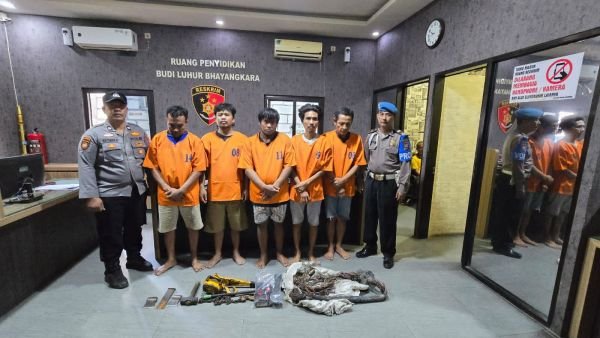 Pelaku pencurian bersama barang bukti saat diamankan di Polsek Asemrowo Surabaya (Istimewa)