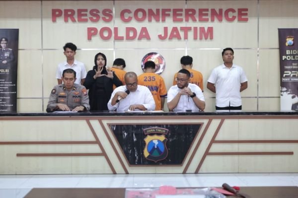 Konferensi pers ungkap kasus curanmor yang digelar di Gedung Bid Humas Polda Jawa Timur, Senin (9/9/2024).