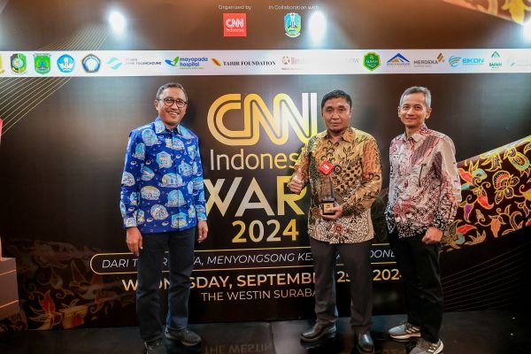 PDAM Surabaya meraih penghargaan kategori Innovation Makes Water A Reality for All (dok. Humas PDAM)
