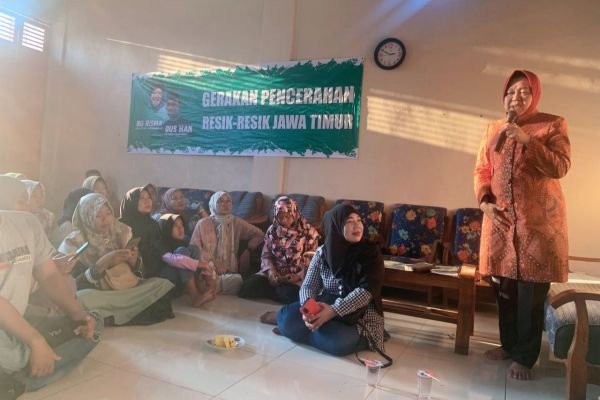 Calon Gubernur Jawa Timur, Tri Rismaharini saat silaturahmi bersama relawan di Kabupaten Lamongan, Rabu (11/9/2024)