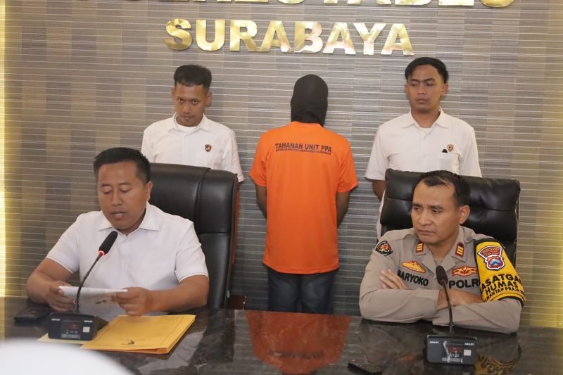 Akibat tidak bisa menahan nafsu, pelaku diduga nekat melakukan aksi pelecehan terhadap korban (dok. Hum Polrestabes Surabaya)