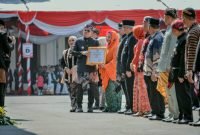 Plt Bupati Gresik, Aminatun Habibah saat menerima penghargaan dari Pj Gubernur Jawa Timur, Sabtu (12/10/2024) (Foto: Pemkab Gresik)