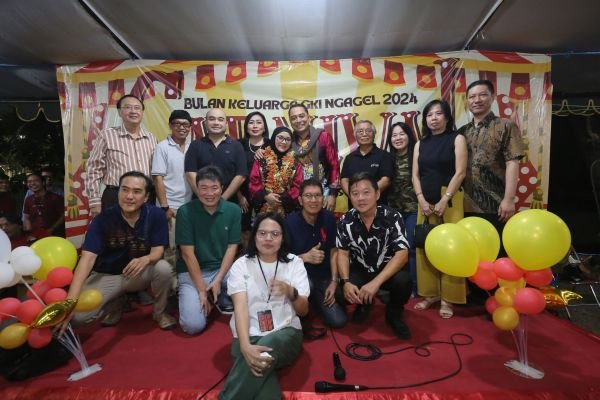 Calon Wali Kota Surabaya Eri Cahyadi saat menghadiri acara Karnival Bulan Keluarga GKI Ngagel pada Sabtu malam (5/10/2024).
