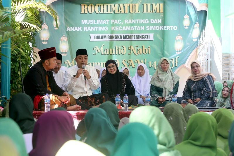 Eri Cahyadi menyampaikan kebanggaannya terhadap kekompakan warga dan jemaah Muslimat NU Surabaya (Istimewa)