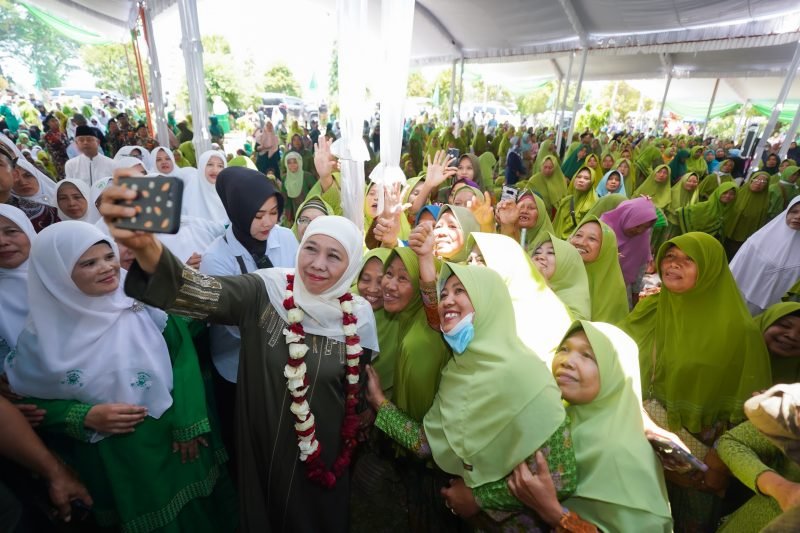 Calon Gubernur Jawa Timur, Khofifah Indar Parawansa, saat menghadiri Pengajian Akbar memperingati Maulid Nabi Muhammad SAW di Magetan, Minggu (6/10/2024).