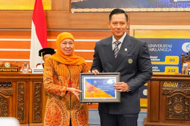 Gelar doktor diberikan Universitas Airlangga (Unair) setelah AHY dinyatakan lulus usai menjalani Ujian Doktor Terbuka di Unair, Senin (7/10/2024) (S Hadi/Ist)